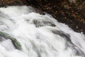 Stream cascading by rocks
