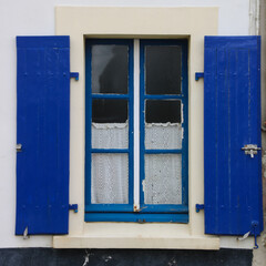fenêtre aux volets bleus en bois et ancienne