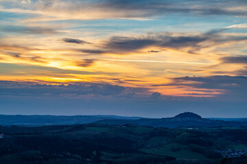 Fototapeta na wymiar abendliche Wolkenstimmung Blick vom Donzdorfer Messelberg ins Lauter- und Filstal