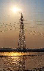 Traliccio dell'elettricit&agrave; all'alba