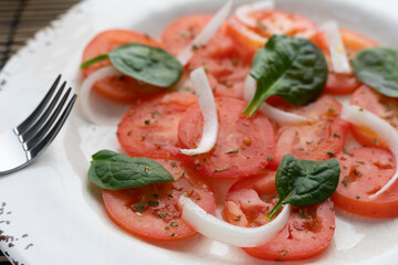 Spinach, tomato and onio salad