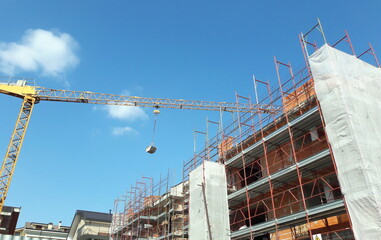 Lavori in corso nel cantiere edile in primavera