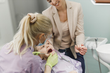 Obraz na płótnie Canvas Little Girl At The Dentist