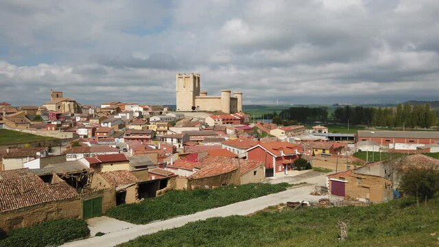 Panoramic view of the village of Torrelobaton, with the castle at the top