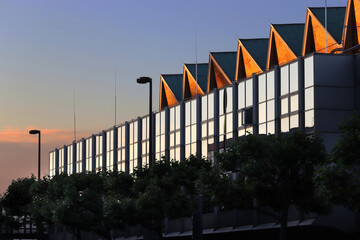 Die Mainzer Rheingoldhalle bei Sonnenuntergang