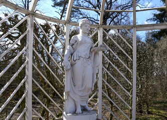 Weiße Statue im Park von Schloss Belvedere