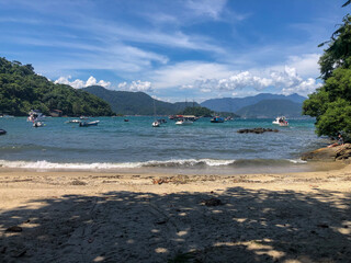 Praias de angra do reis, no estado do rio de janeiro, belas praias de aguas cristalinas, mar azul, céu lindo