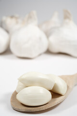 Fototapeta na wymiar Garlic bulbs and cloves