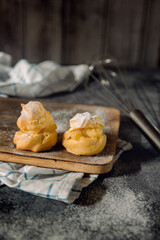 Pour the cream on the table ready to serve.
