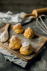 Pour the cream on the table ready to serve.