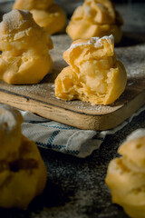 Pour the cream on the table ready to serve.