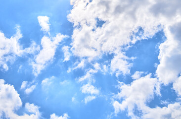 Fototapeta na wymiar The blue sky is white clouds