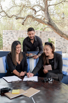 Equipo joven de Wedding Planners organiza los horarios para una boda