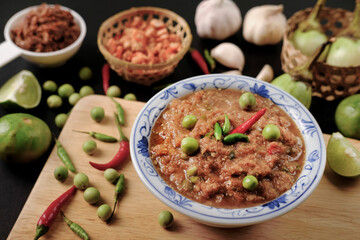 Fototapeta Shrimp Paste Chilli Sauce (Nam Prik Ka Pi) with Ingredients to cook obraz