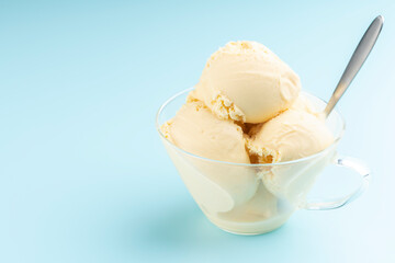 皿に盛り付けられたバニラアイスクリーム