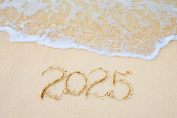 沖縄　美しい白砂のビーチに2025 新年
