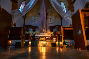 Fototapeta na wymiar Iglesia a la luz de las velas