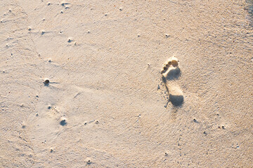 沖縄　白砂の美しい砂浜に素足の足あと
