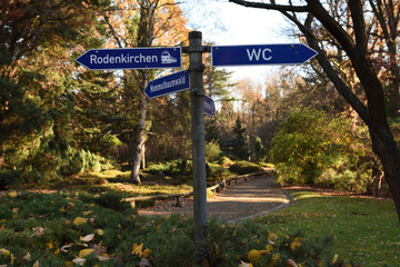 wegweiser in park rodenkirchen, köln, deutschland