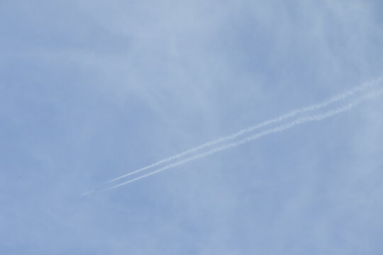 3 622 Best 飛行機雲 Images Stock Photos Vectors Adobe Stock