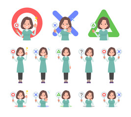 まるばつプレートを持ったチュニック中年女性のセット