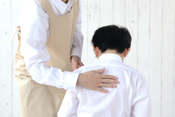 体調不良の息子を支える母親