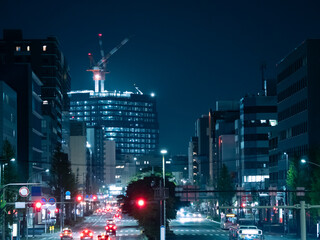 建設中の高層ビルと都市の夜景