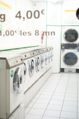 パリ　コインランドリー