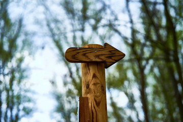 Drewniany znak. © Amadeusz