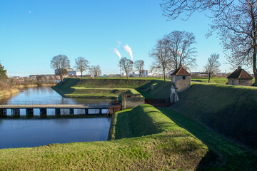 Kastellet, (inglés: The Citadel) ubicado en Copenhague, Dinamarca. Los muros defensivos cubiertos de hierba junto al canal de la ciudadela.