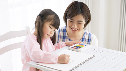 保育園、幼稚園、先生、子供、園児、女性、育児、子育て、お絵描き