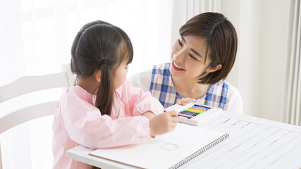 保育園、幼稚園、先生、子供、園児、女性、育児、子育て、お絵描き