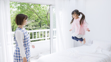 保育園、幼稚園、先生、子供、園児、女性、育児、子育て、ジャンプ