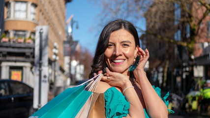 バンクーバーのダウンタウンで買い物を楽しむ30代のメキシコ人女性の上半身アップのポートレート