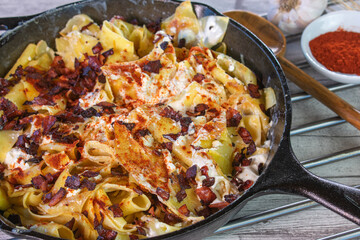rustic hungarian pasta dish Túrós csusza with cottage cheese, quark and bacon