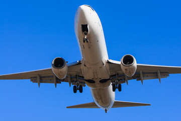 下から見上げた飛行機の胴体