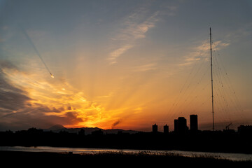 町と山のシルエット【夕景】