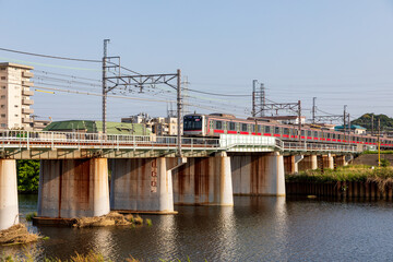 鉄橋を走る都市型電車