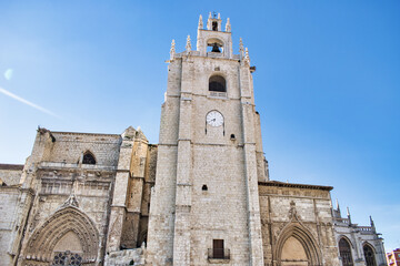 Fototapeta na wymiar Campanario y fachada catedral de Palencia siglo XIV vista desde la plaza de la Inmaculada