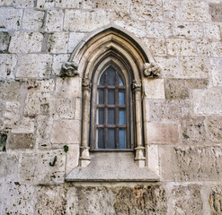 Fototapeta na wymiar Detalle ventana en arco angular de estilo gótico en la catedral de Palencia, España