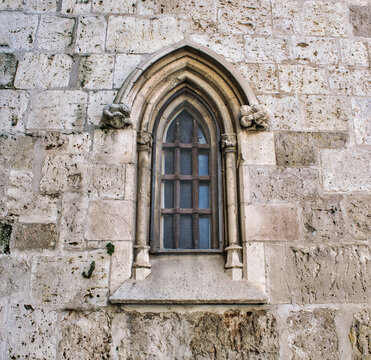 Detalle ventana en arco angular de estilo g&oacute;tico en la catedral de Palencia, Espa&ntilde;a
