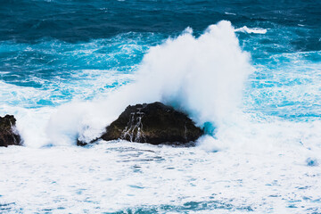 沖縄　宮古島の荒々しい海　台風の影響で波の力が強い