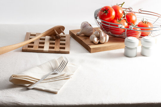 Menaje de cocina con tomates, ajos y salero. Kitchenware with tomatoes, garlic and salt shaker.