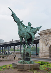 Naklejka premium France Reborn Statue on Bir-Hakeim Bridge.On the bridge there are tourists