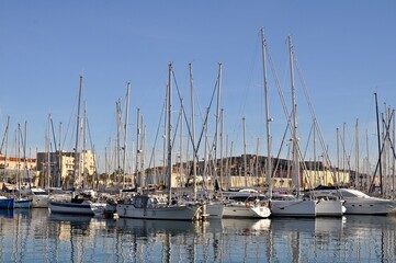 Fototapeta na wymiar Barcos en el puerto de Cartagena