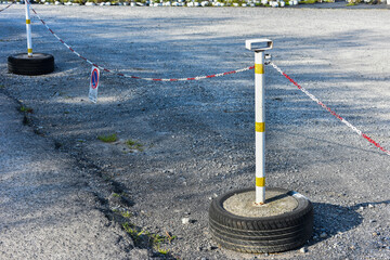 Coppia  di paletti con carta rifrangente legati da una catena © Giovanni Cardillo