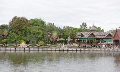 Obraz premium Lake in the park. Tourists drink tea and look at fish in the water