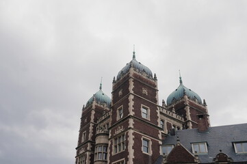 Obraz premium Ornate Domed Brick Building Roof Against Overcast Clouded Daylight Sky