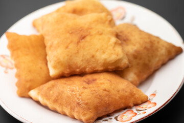 The prepared lacums are on the plate
