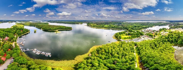 Jezioro Kisajno i Giżycko na Mazurach w północno-wschodniej Polsce - obrazy, fototapety, plakaty